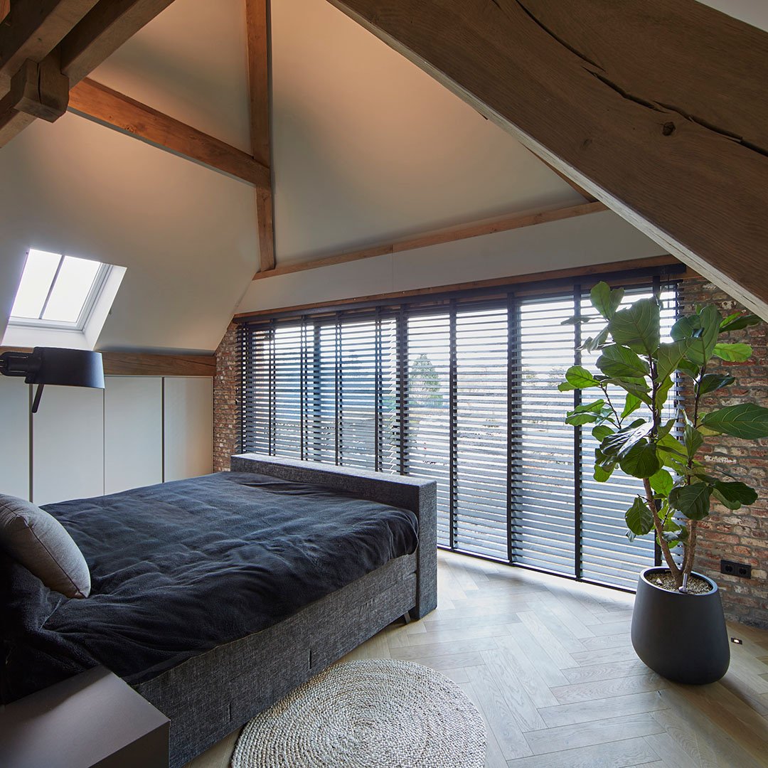 slaapkamer met houtenvloer