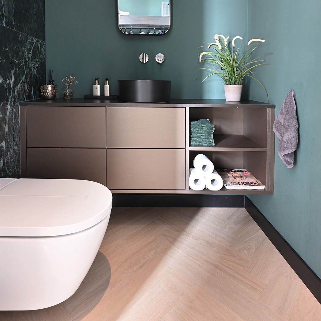 toilet met houten vloer