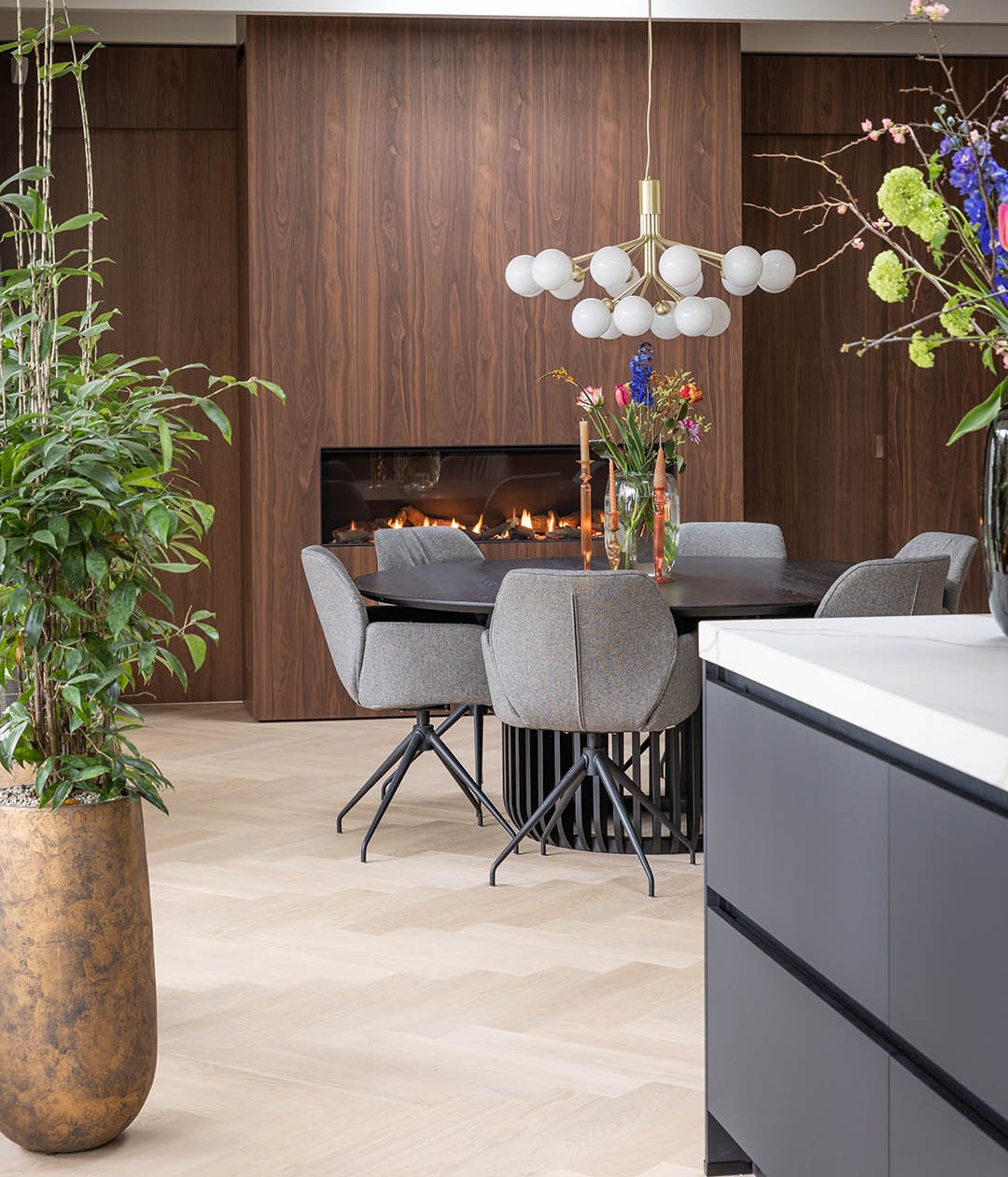 eetkamer met houtenvloer