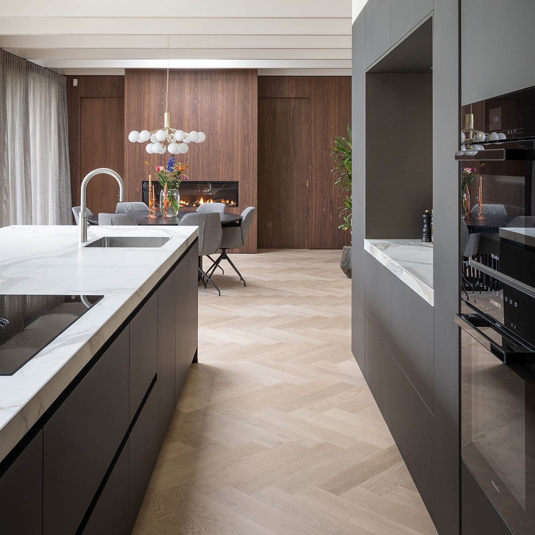 leefkeuken met houten vloer