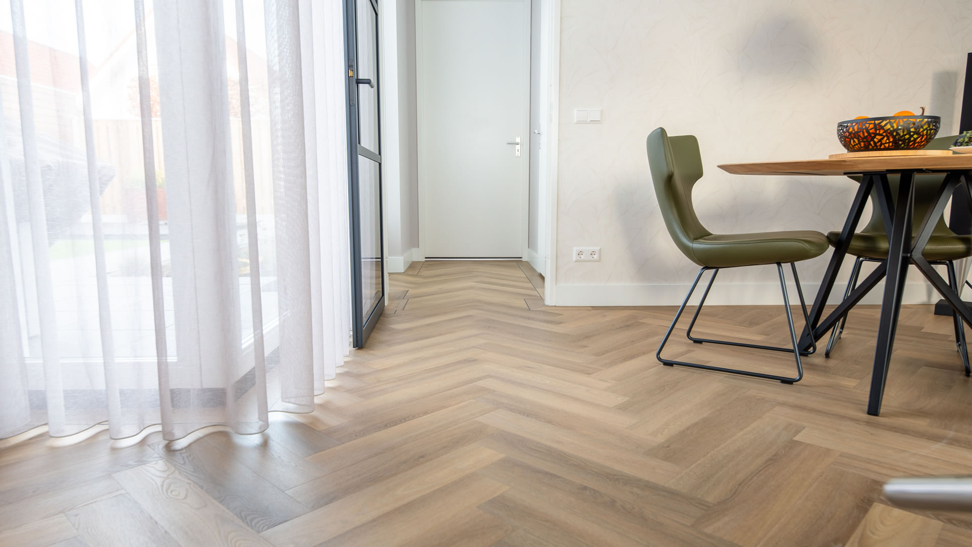 houten vloer in eetkamer
