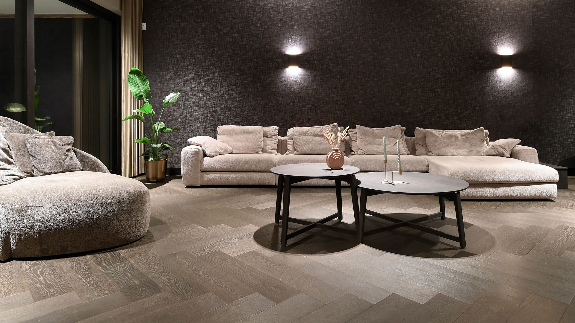 luxe woonkamer met houten vloer