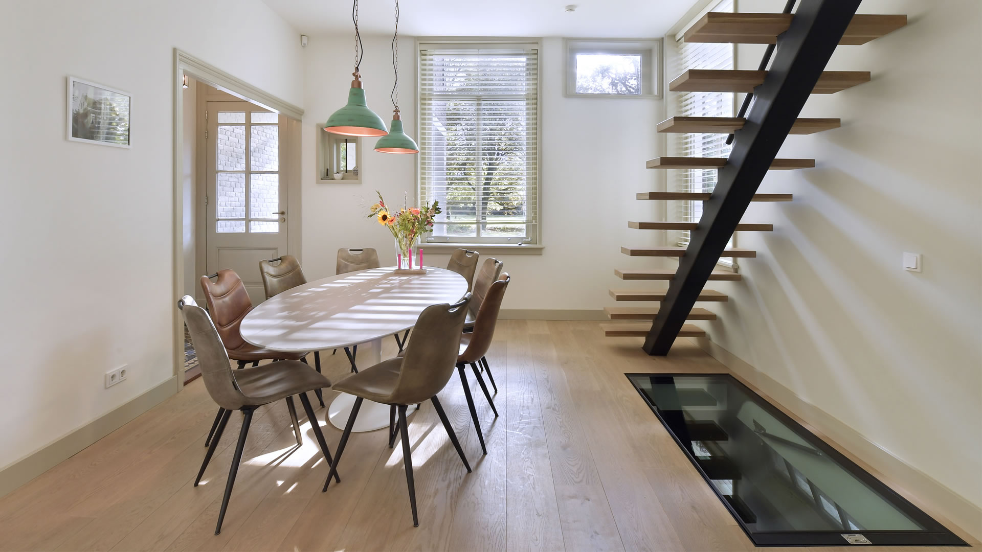 eetkamer met houten vloer