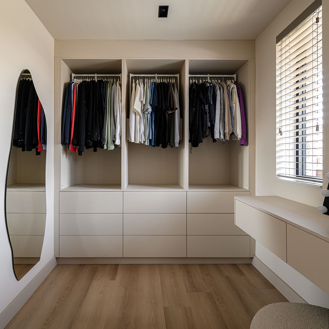 garderobe met houten vloer