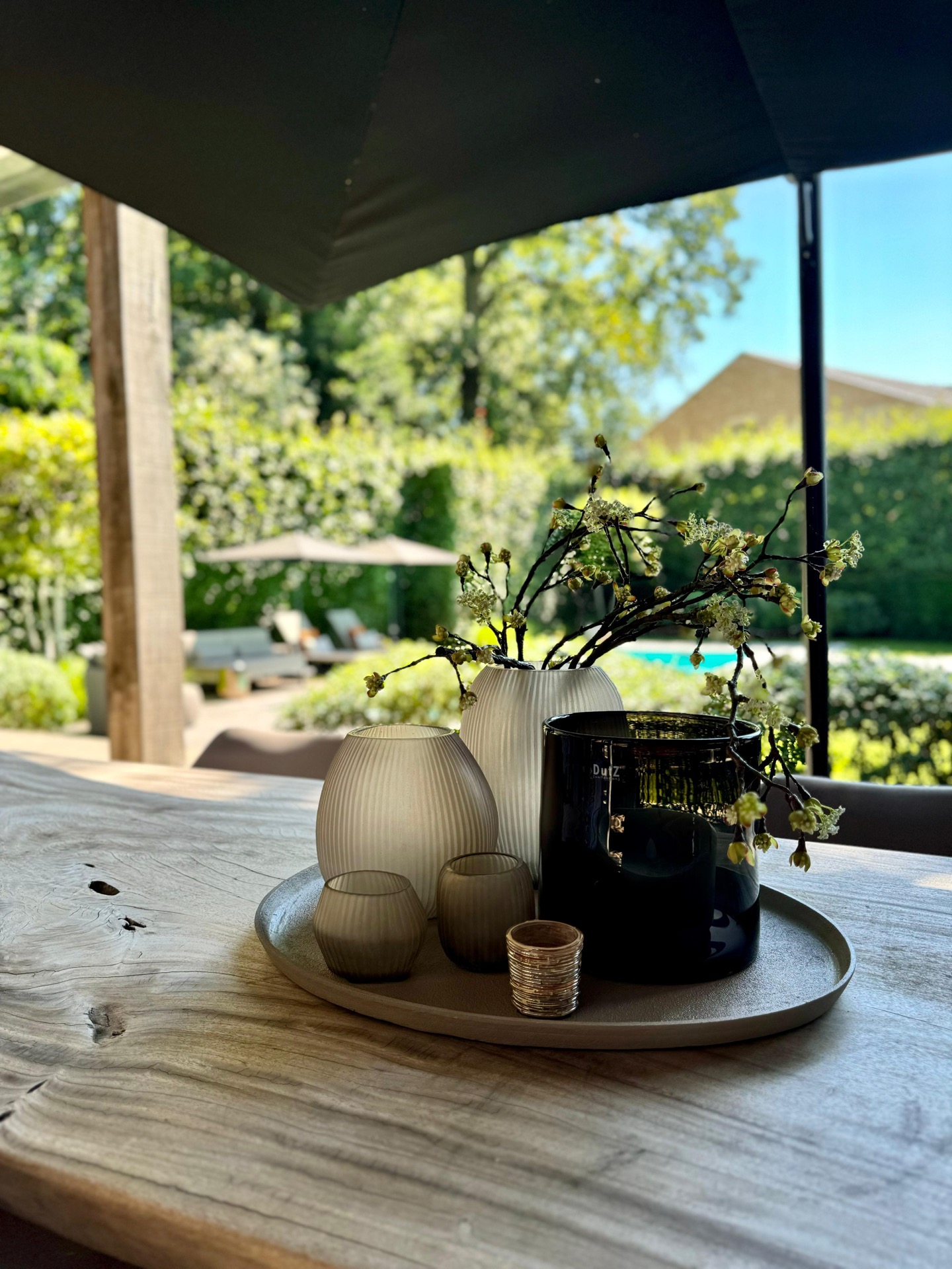 tuintafel met woonaccessoires