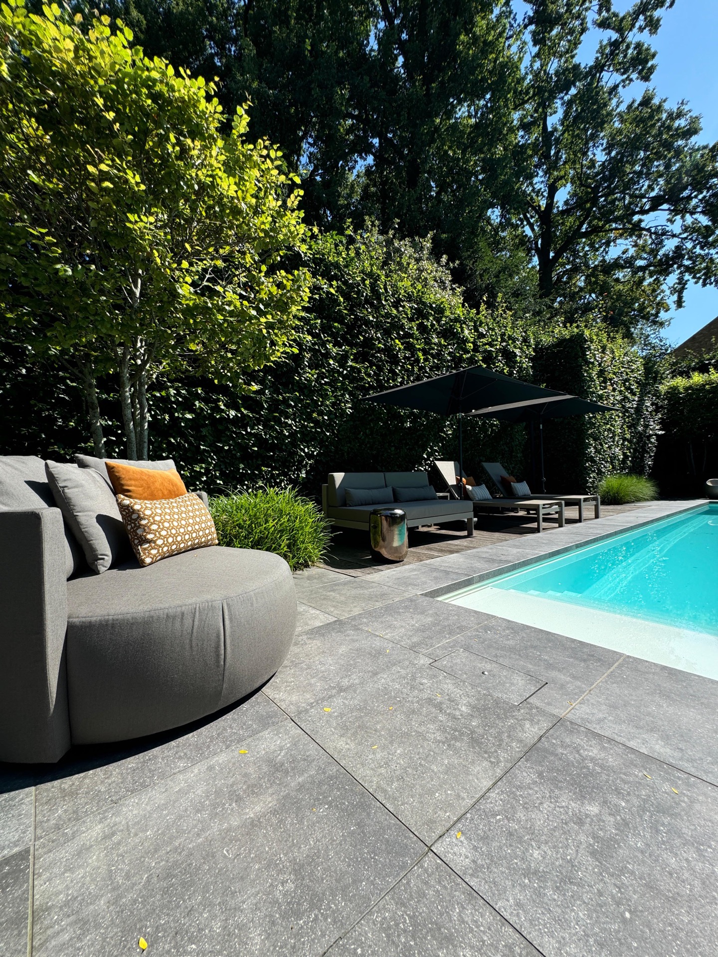 luxe inrichting tuin met zwembad