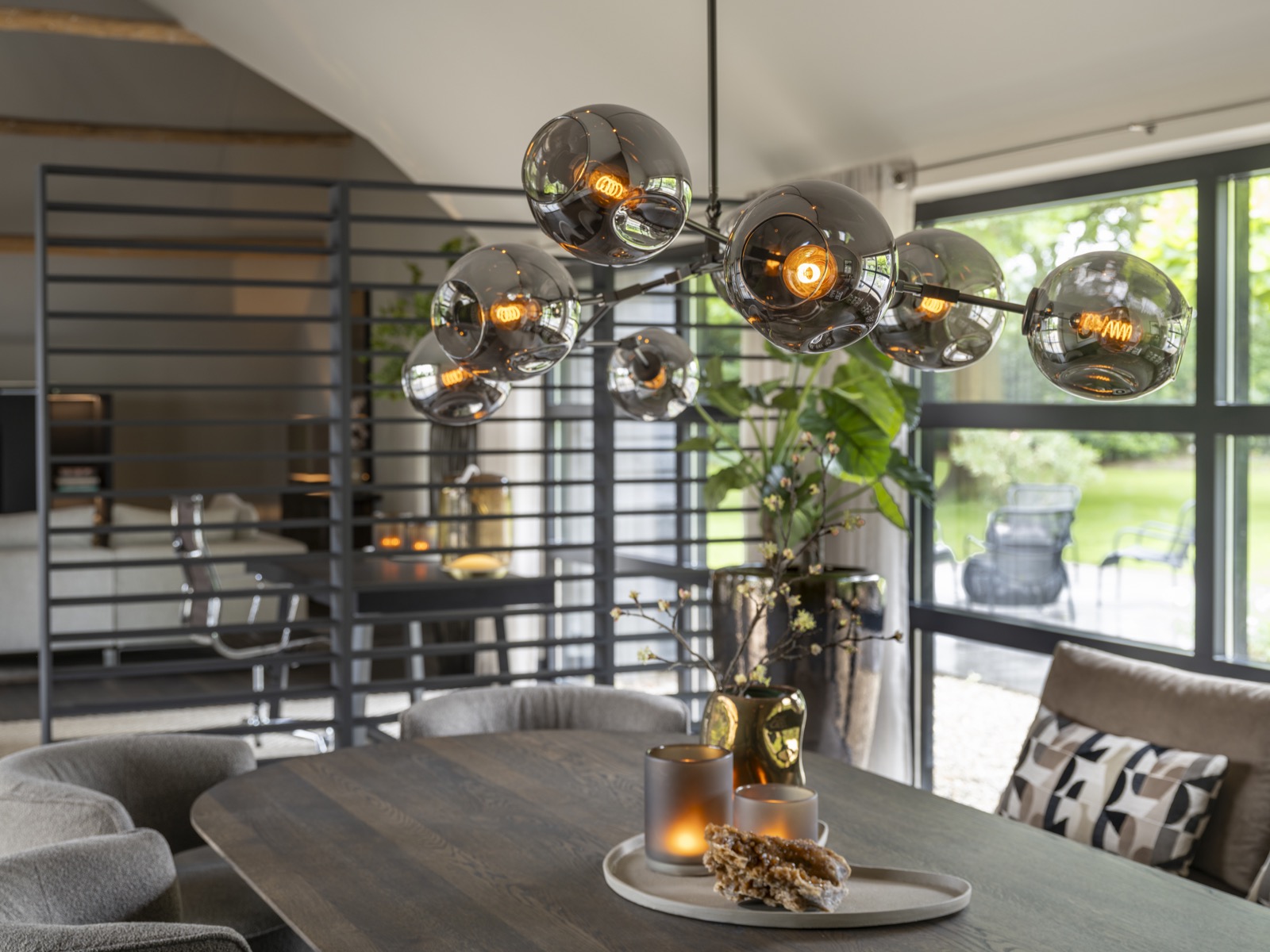 tafel met luxe lamp