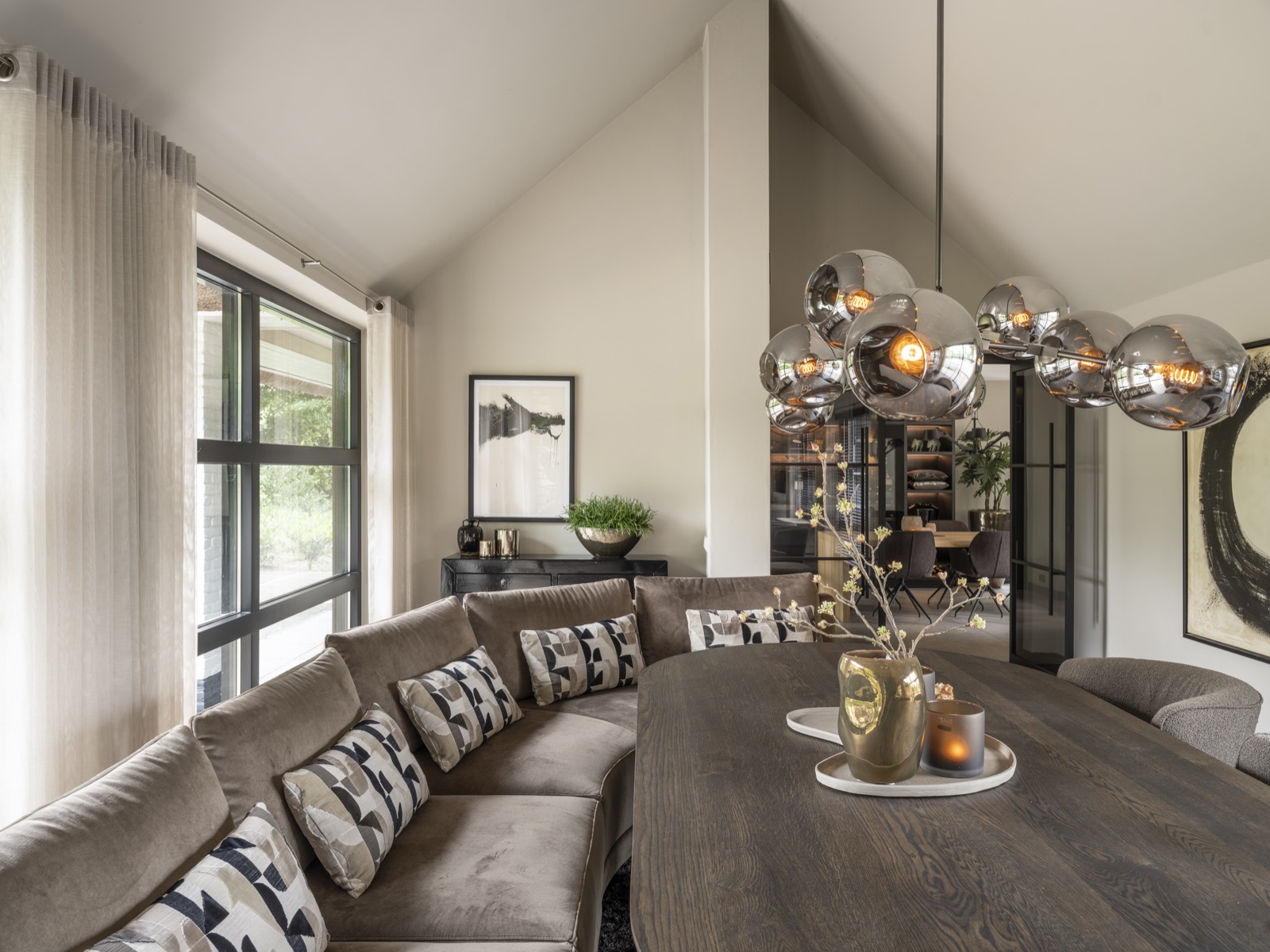luxe tafel met design lamp