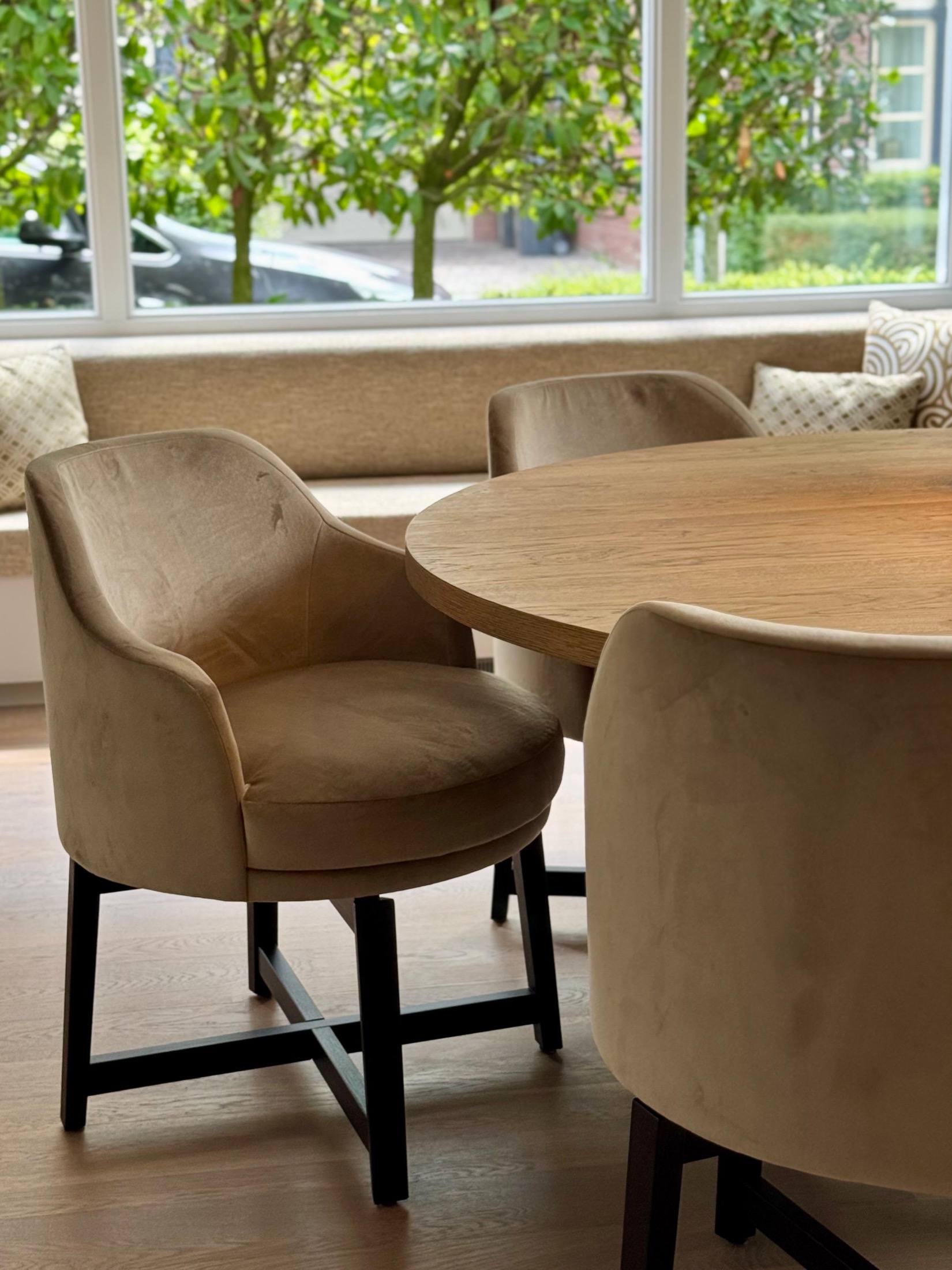 design eettafel met stoelen