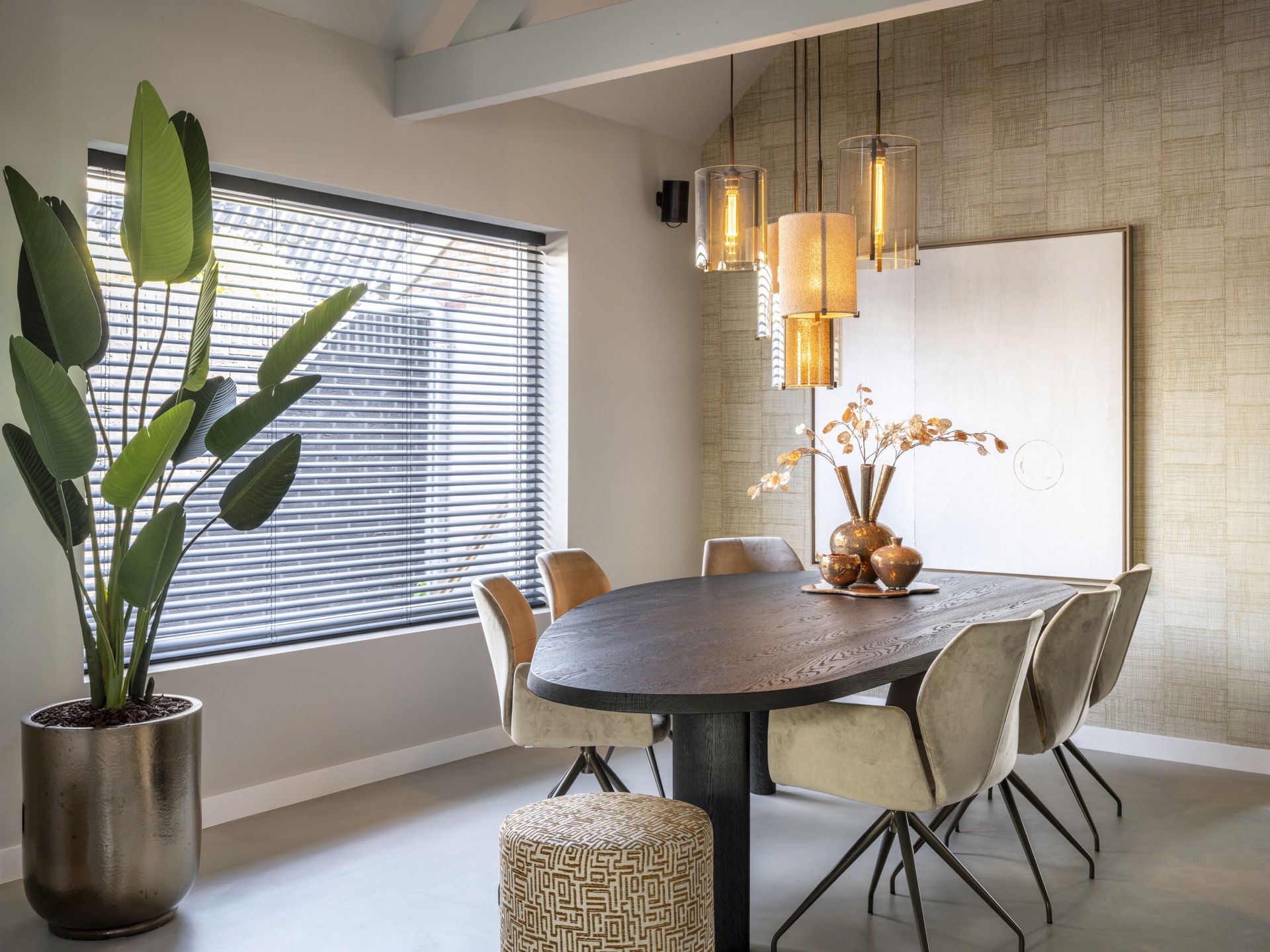 houten tafel met stoelen