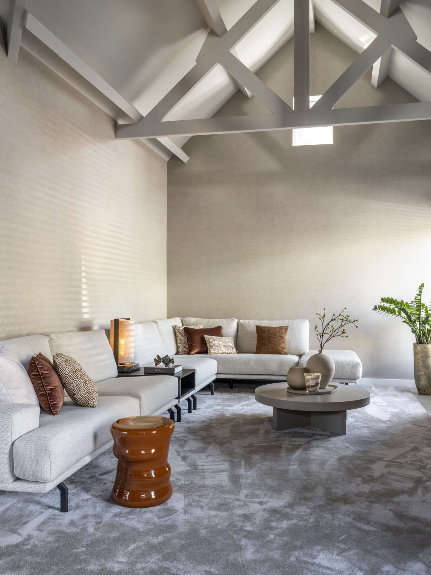 bank met design kussens