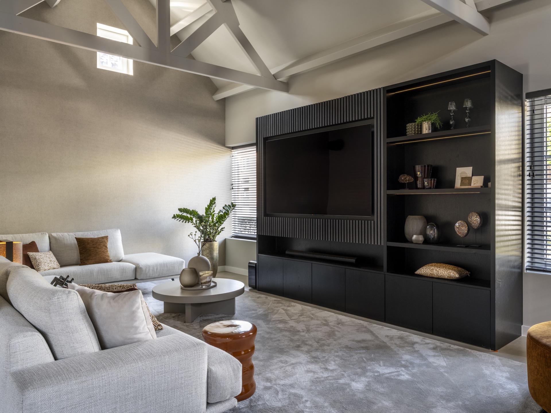 woonkamer met luxe bank en maatwerk tv-meubel