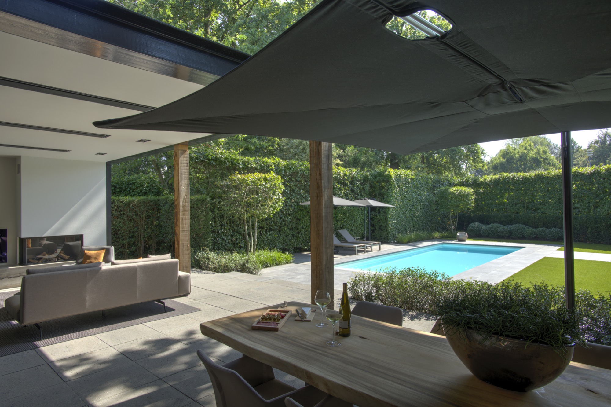 tuin met luxe buitenmeubels