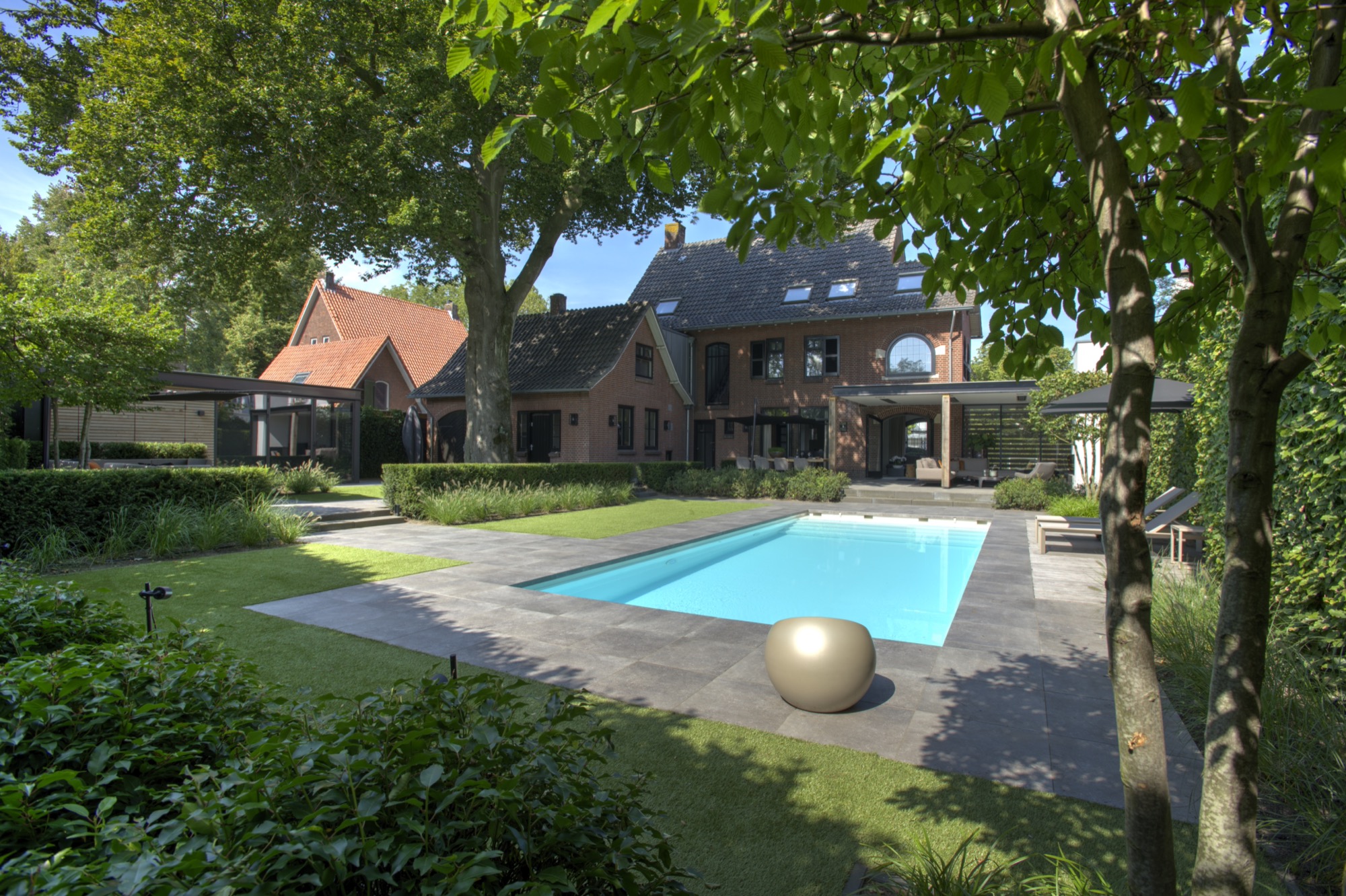 luxe tuin met zwembad