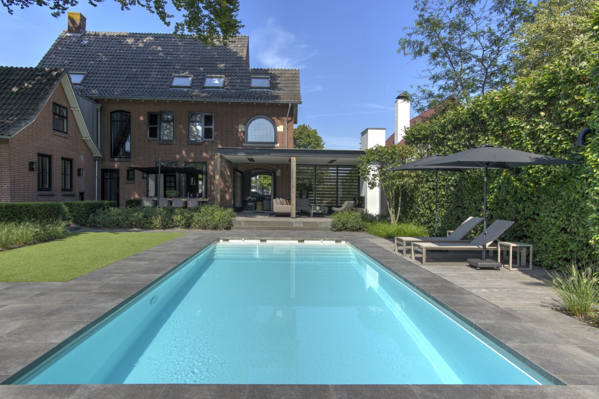 luxe achteruin met zwembad en overkapping