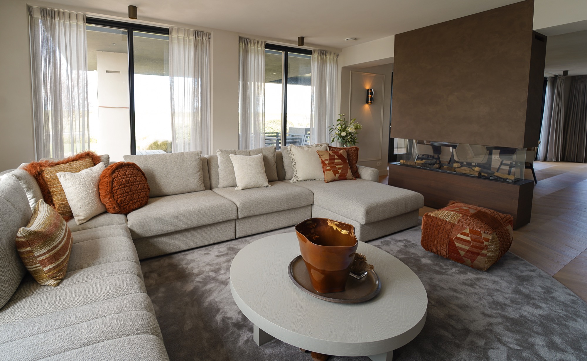sfeervolle woonkamer inrichting met design meubels