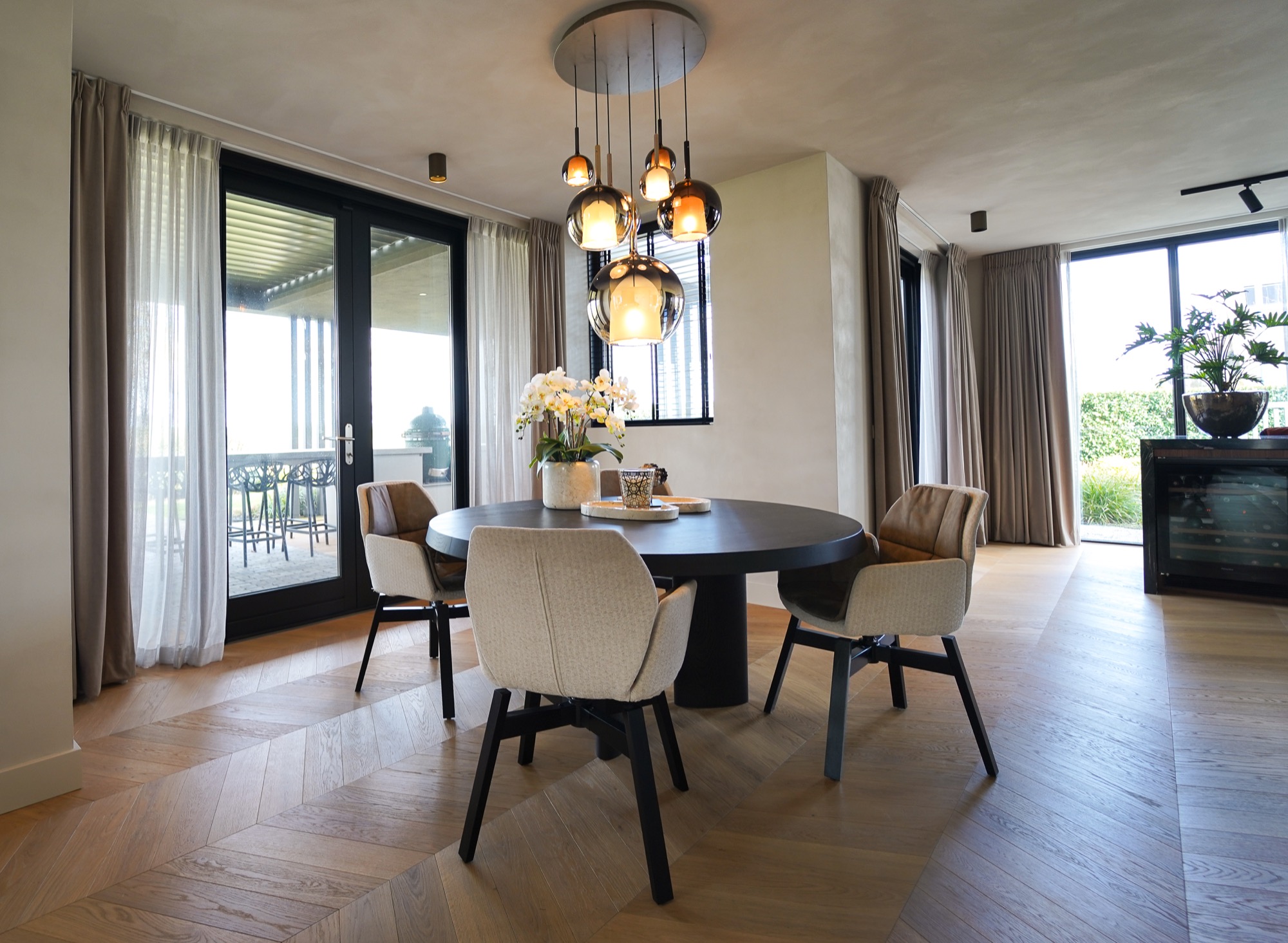 eetkamer inrichting met luxe meubels