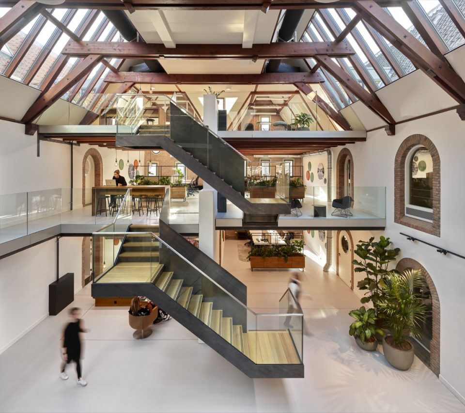 luxe hal met kantoren