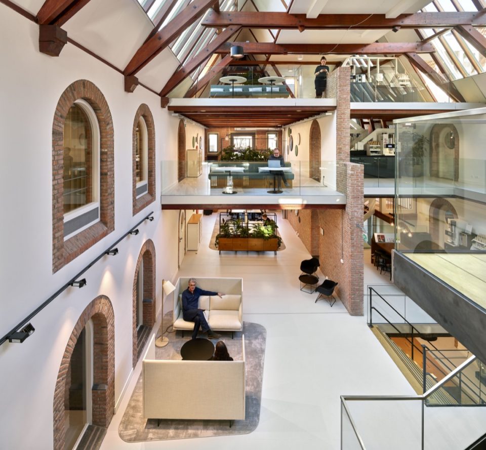 luxe hal met kantoren