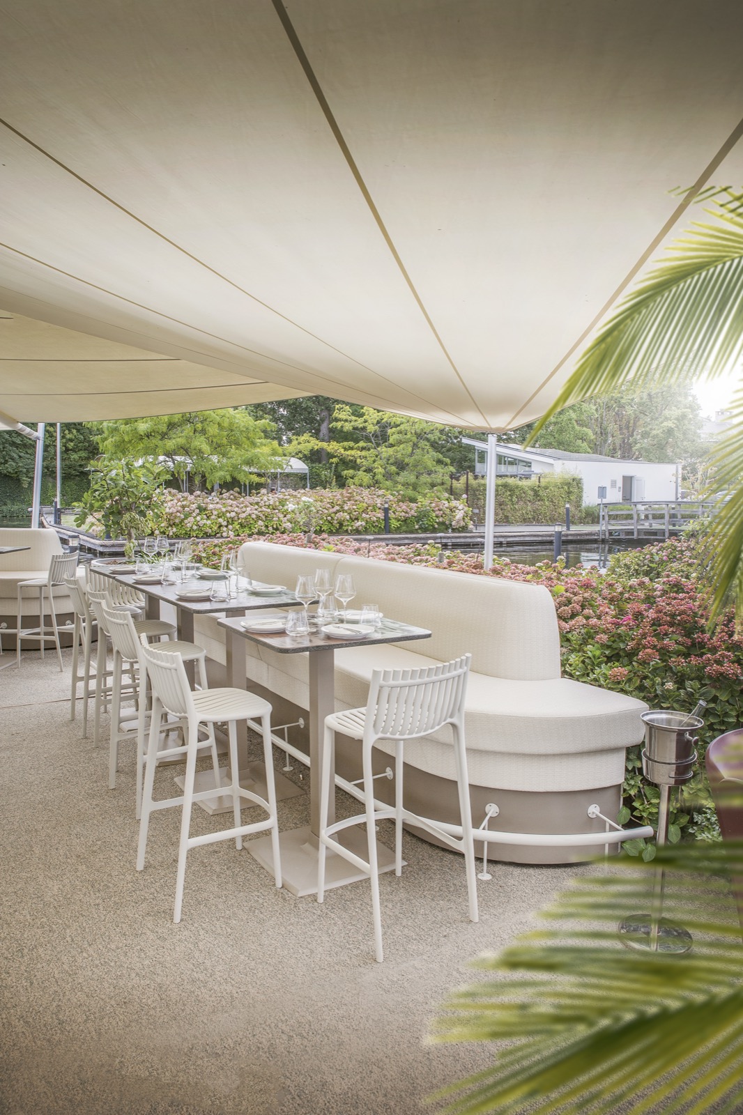 terras met luxe buitenmeubels
