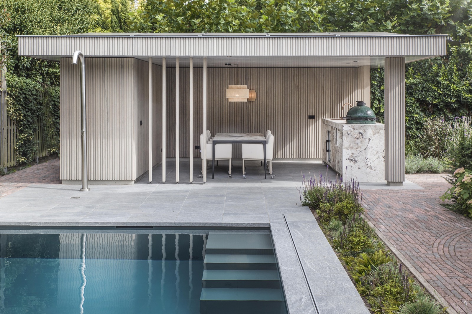 tuin met zwembad en poolhouse