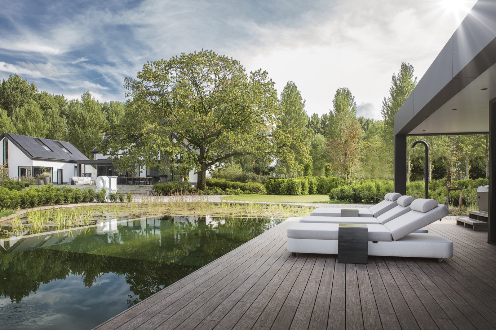 luxe lligbedden bij zwembad