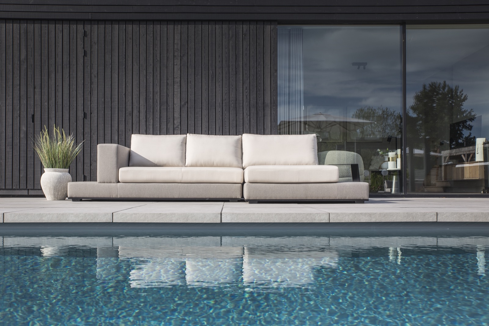 luxe loungebank bij zwembad