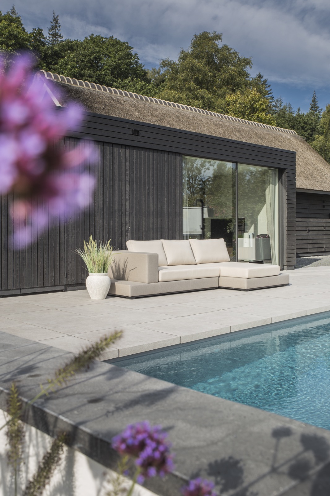 luxe loungeset bij zwembad