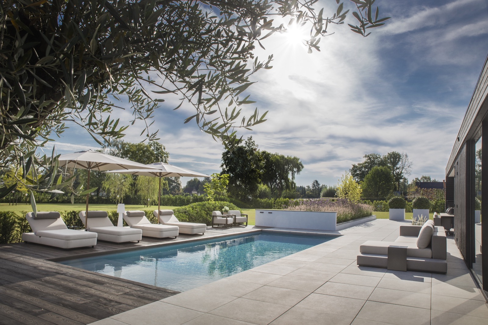 tuin met zwembad en luxe tuinmeubels