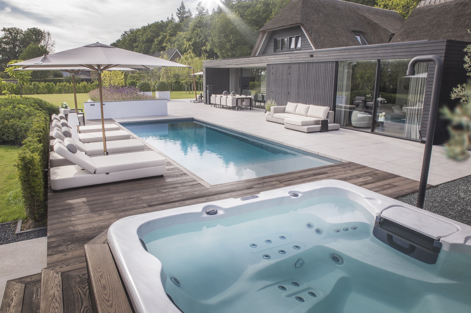 wellnesstuin met luxe tuinmeubels