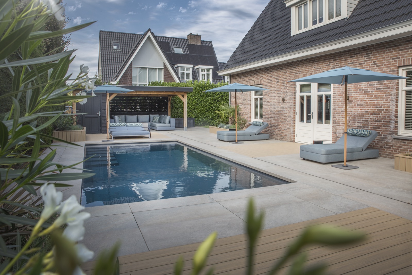 luxe tuinmeubels bij zwembad