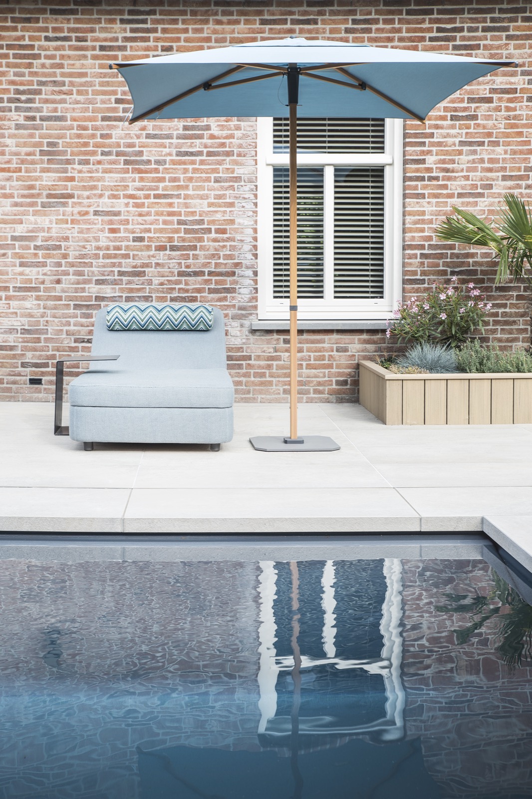 luxe ligstoel bij zwembad