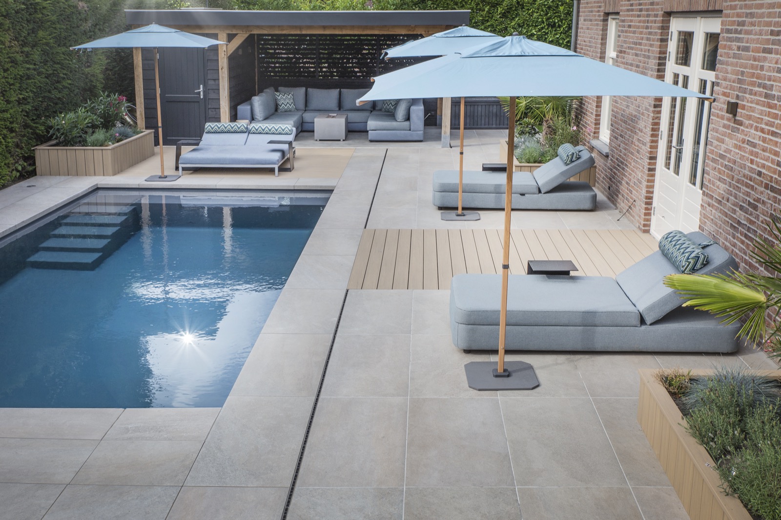 tuin met zwembad en all weather tuinmeubels