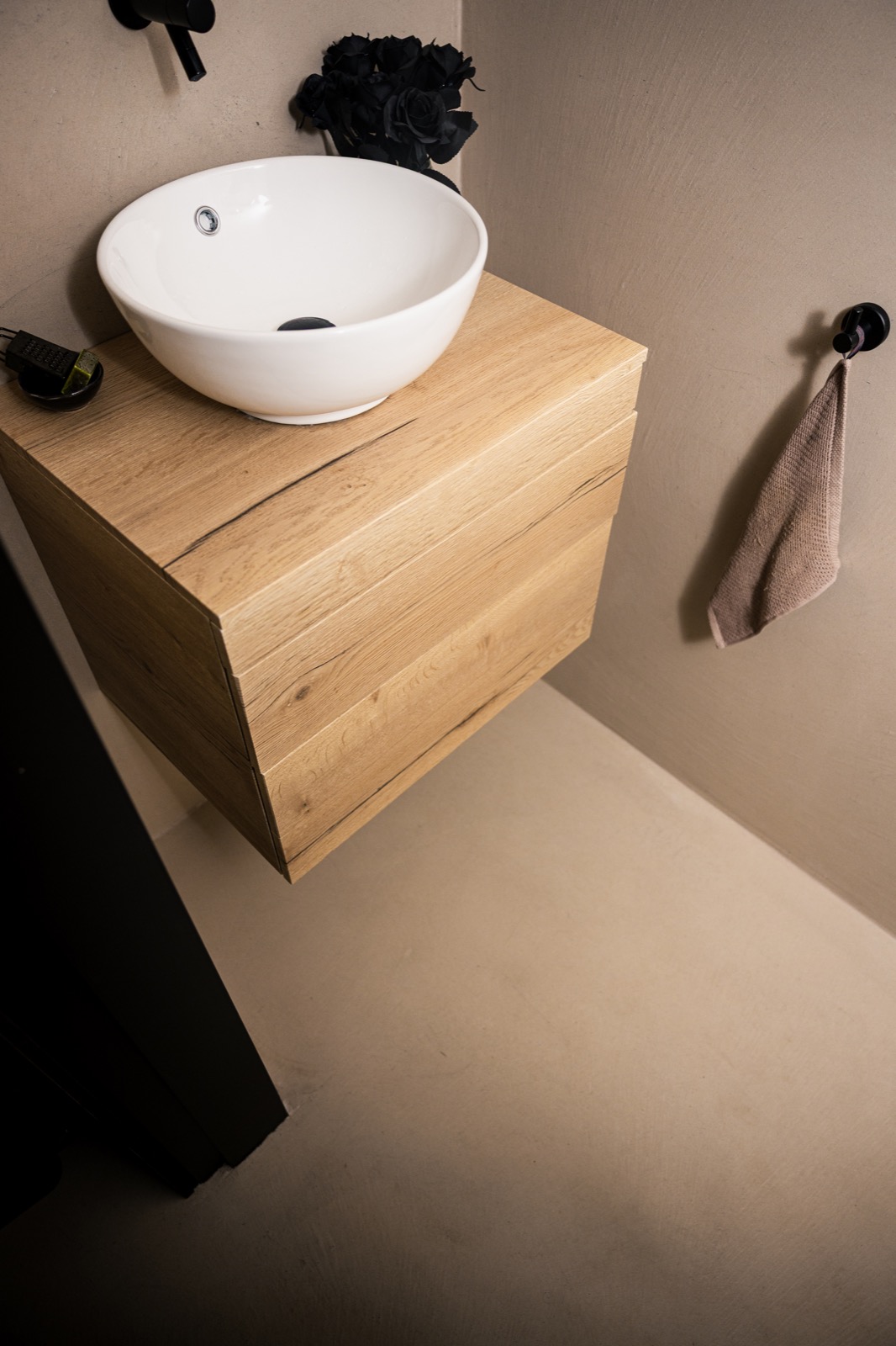 microcement vloer bij wastafel