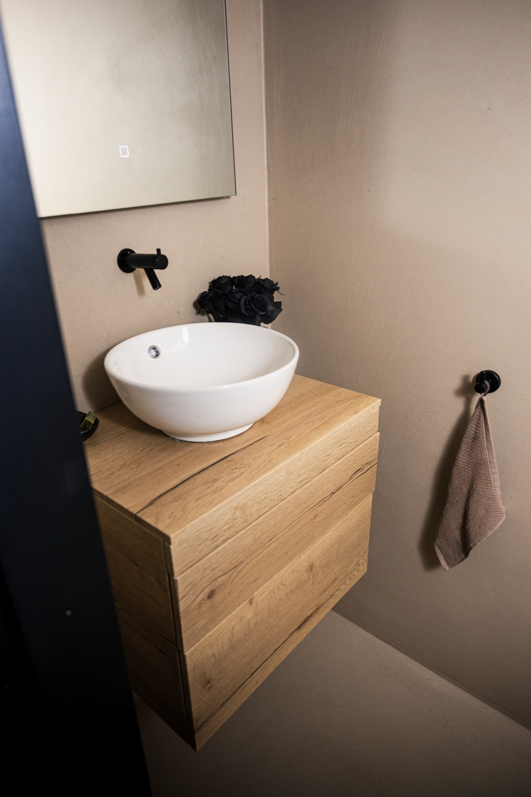 toilet inrichting met luxe vloer