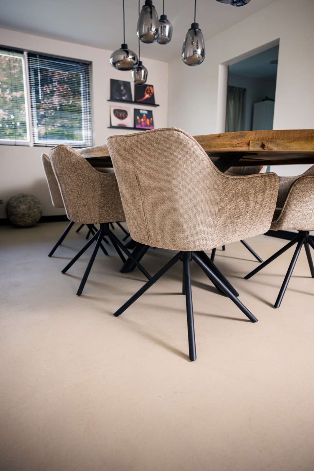 eetkamer met microcement vloer