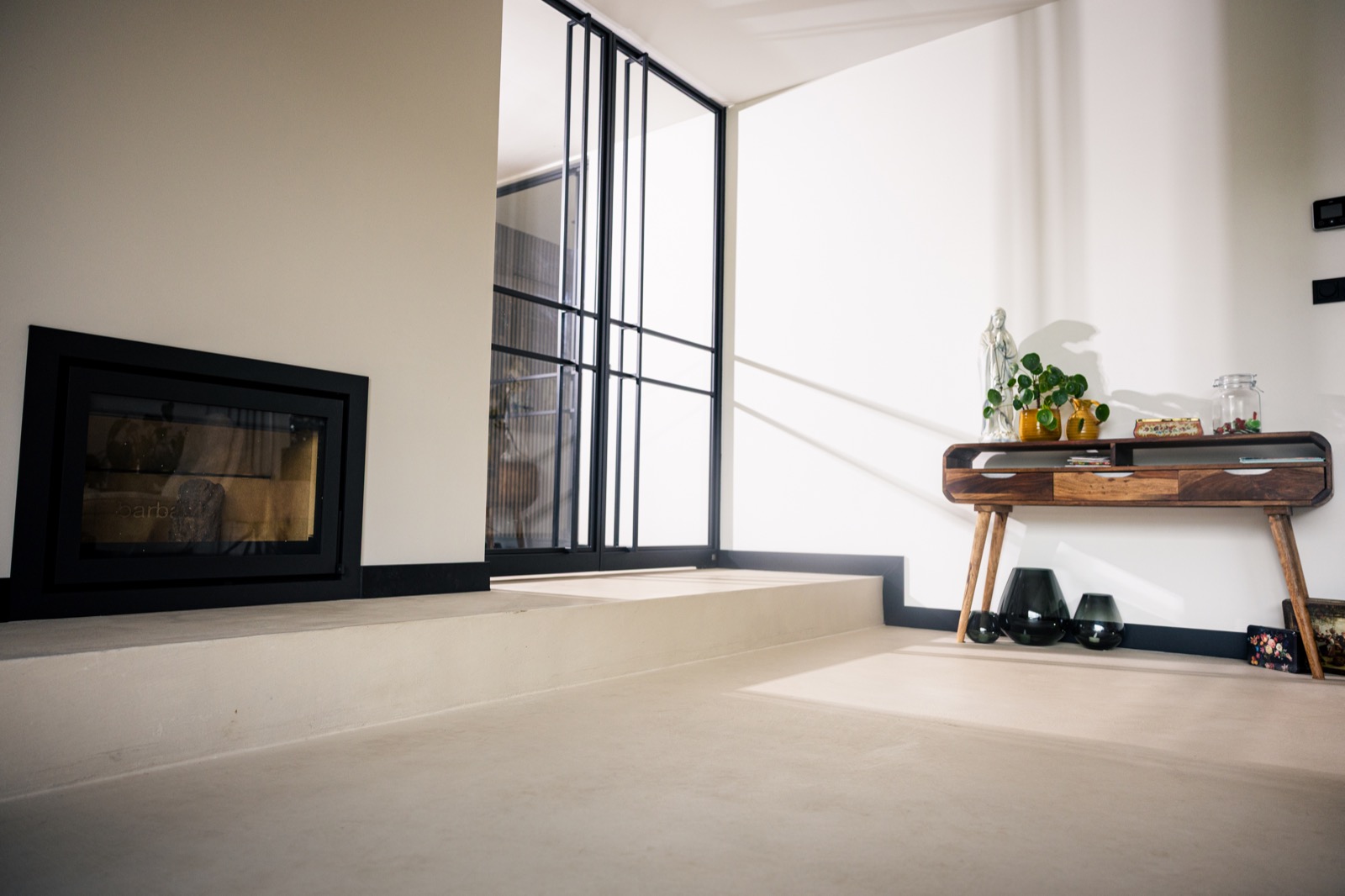 interieur met luxe microcement vloer