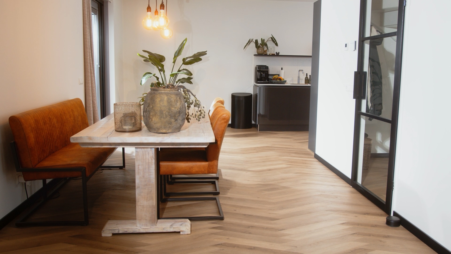 eetkamer met lluxe pvc visgraat vloer