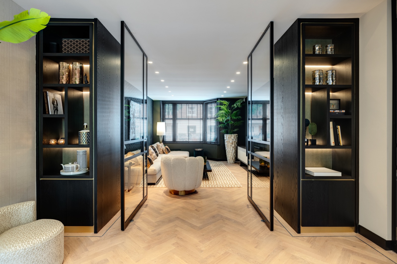 interieur met luxe stalen binnendeuren