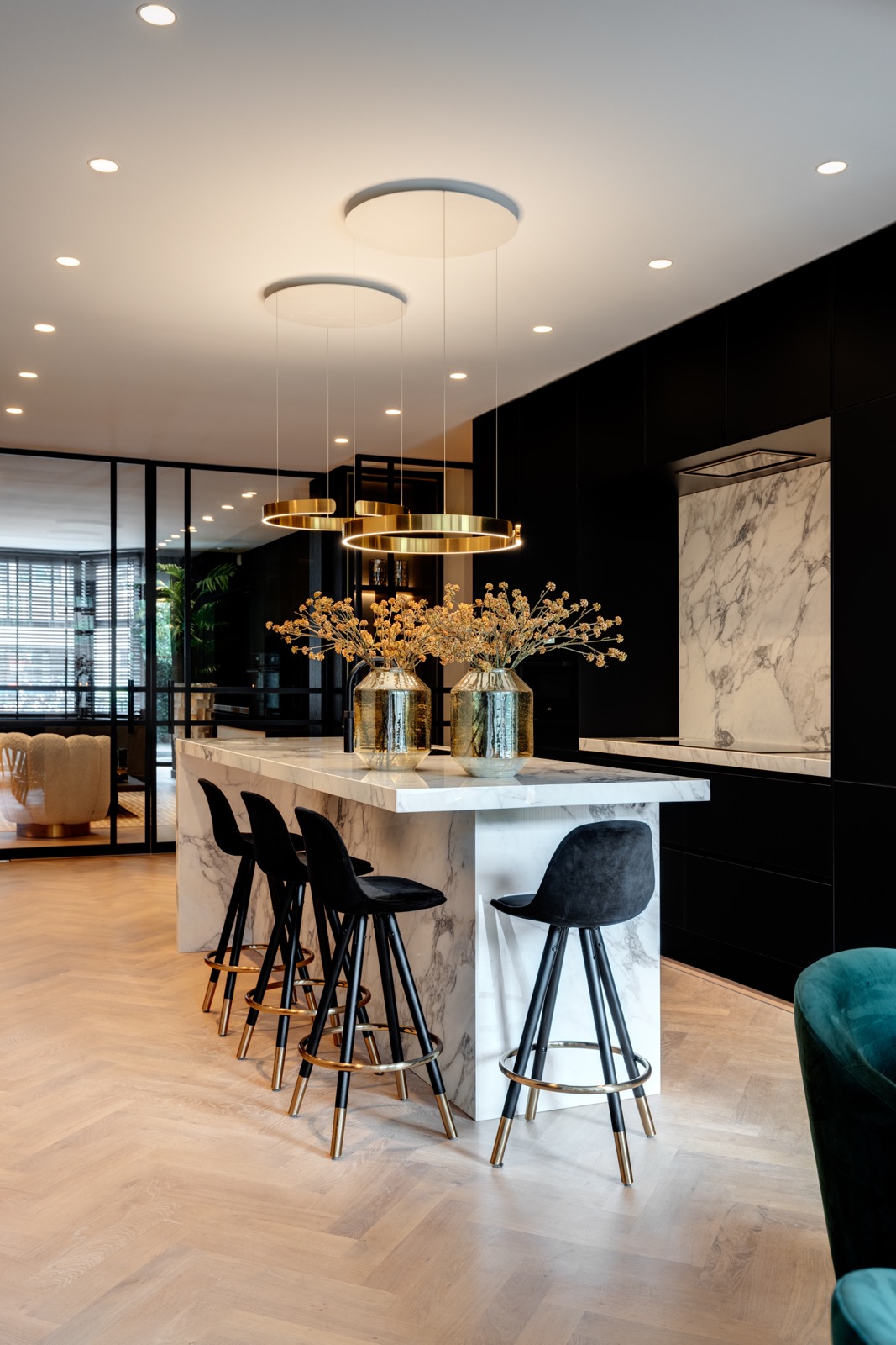 luxe keuken met stalen binnendeuren