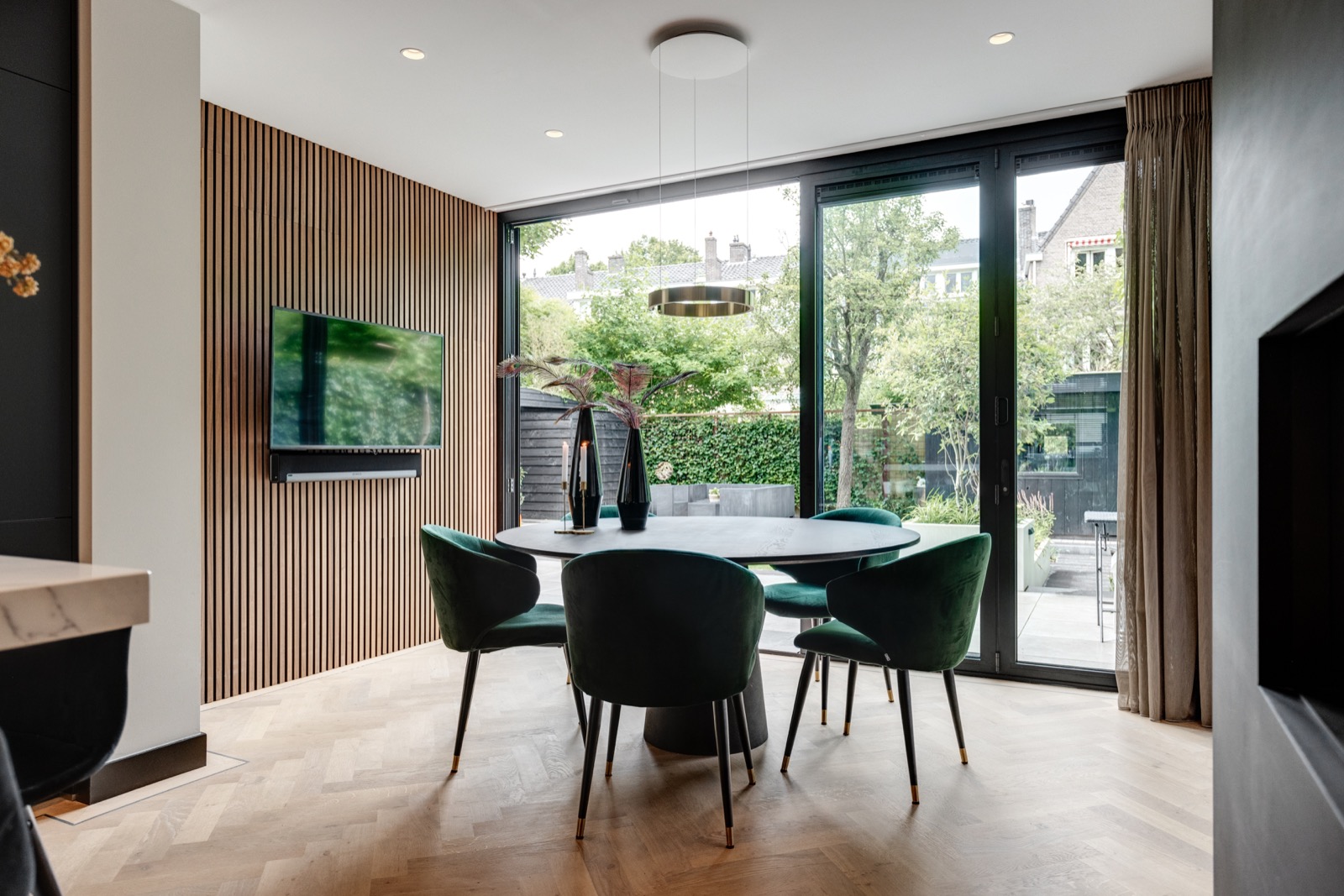 eetkamer met stalen pui
