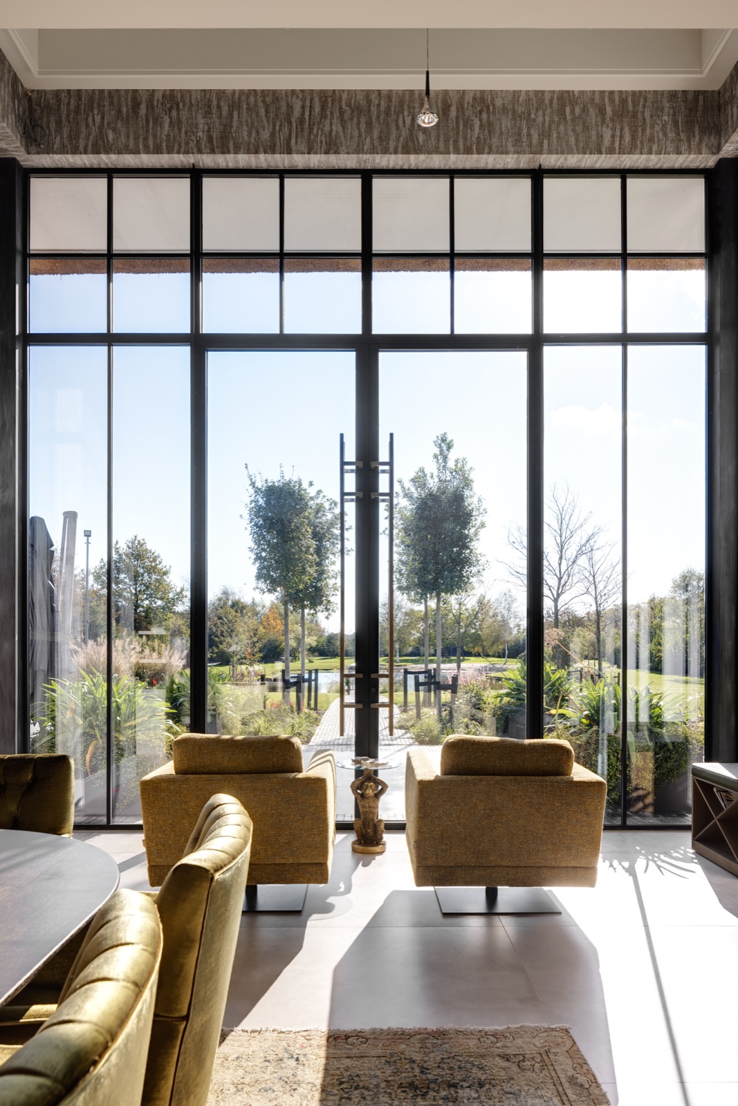 interieur met luxe stalen pui
