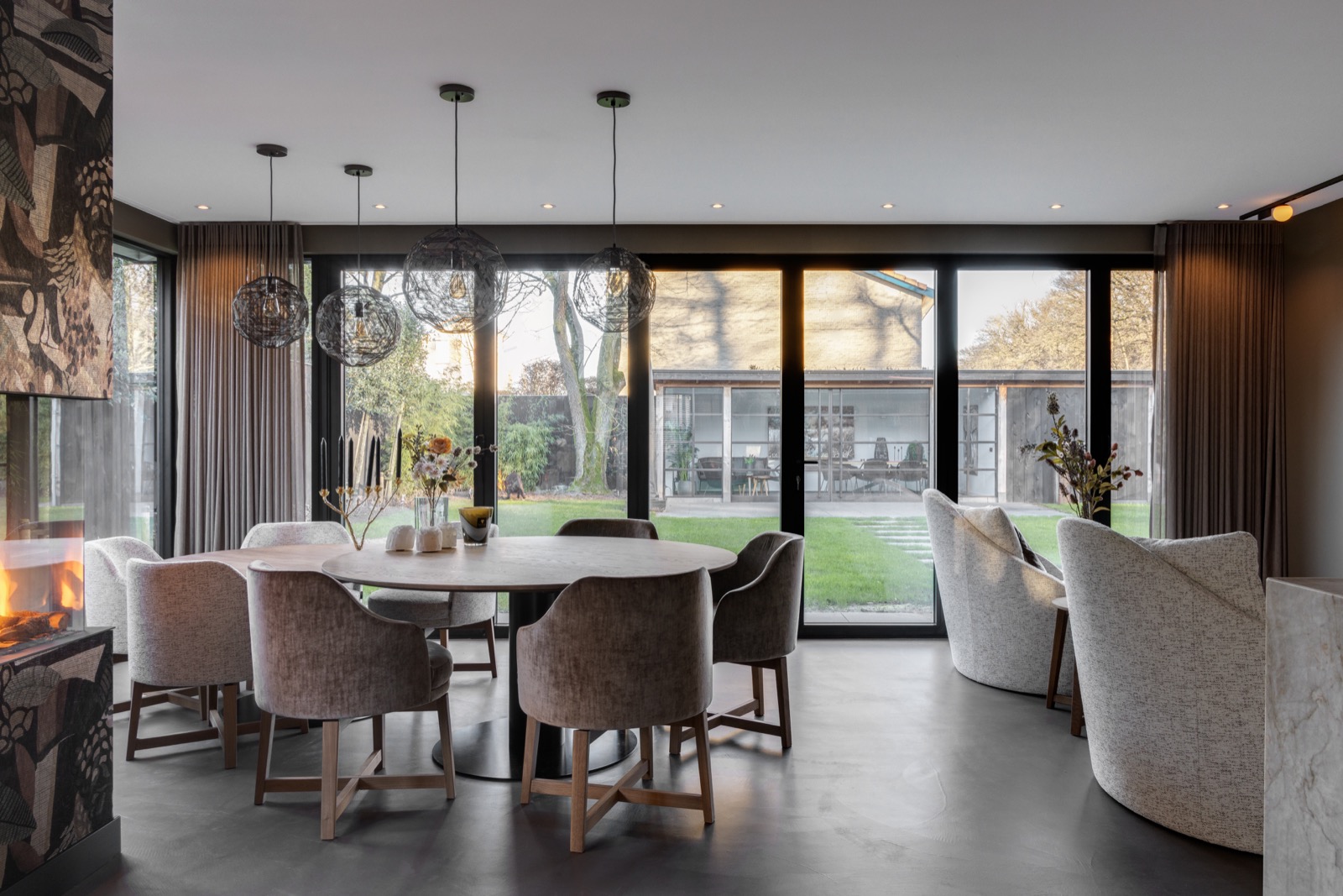 eetkamer met stalen pui