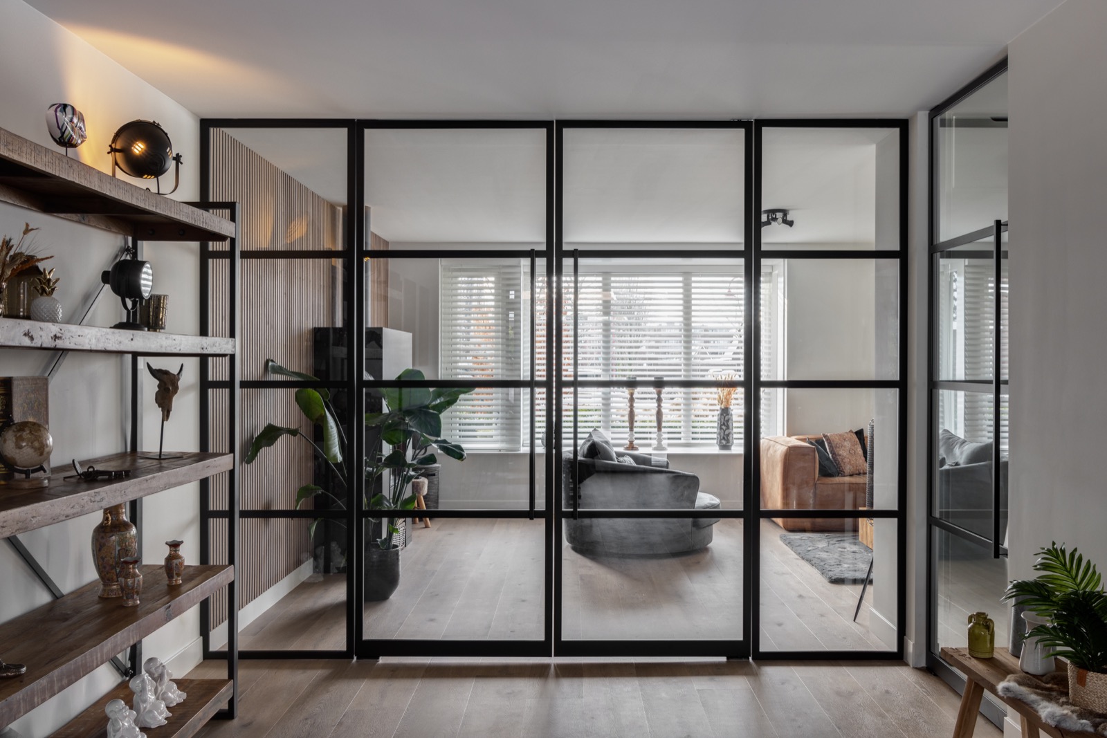 interieur met dubbele stalen deuren
