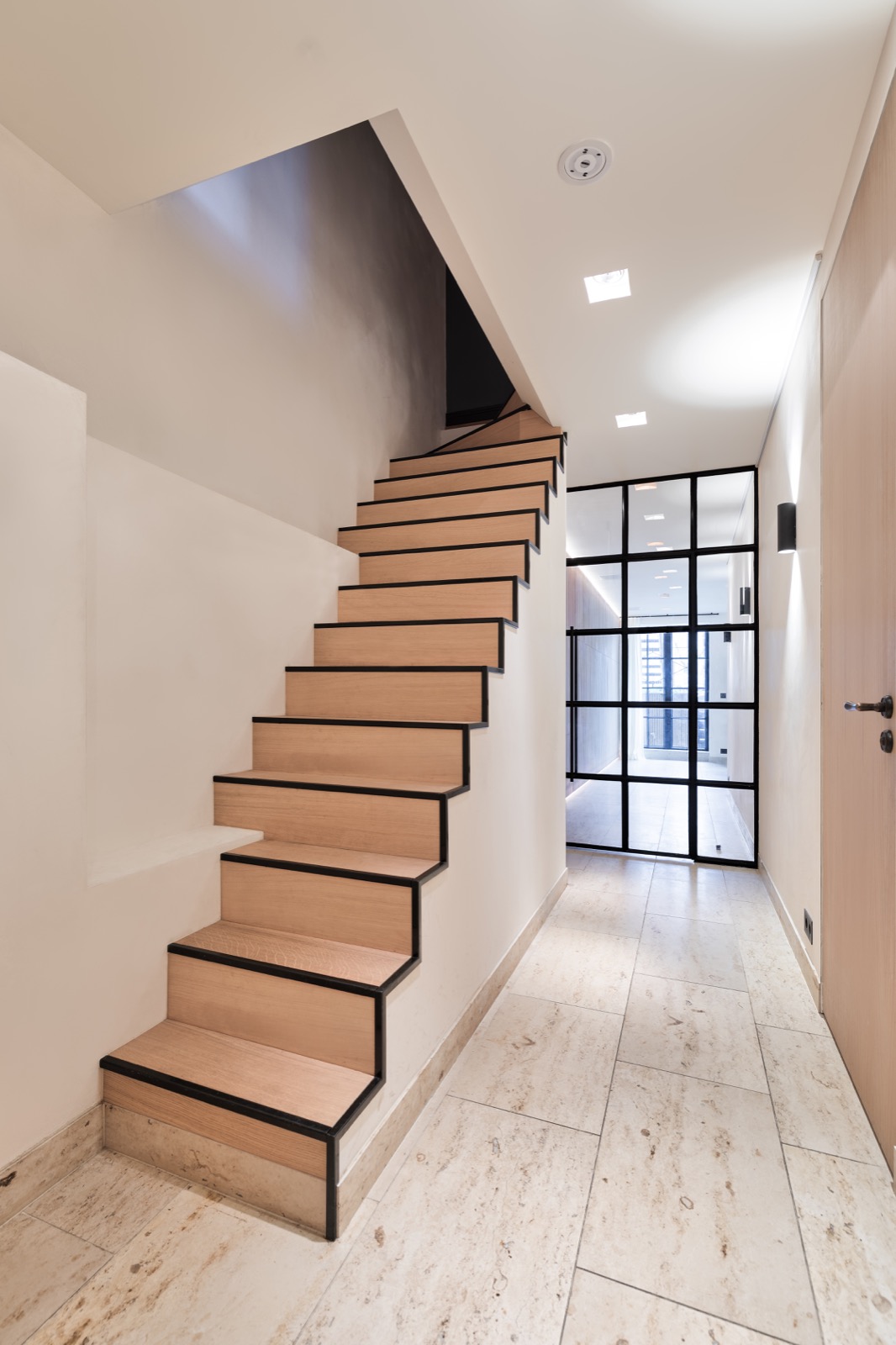 trap met staal en design deur