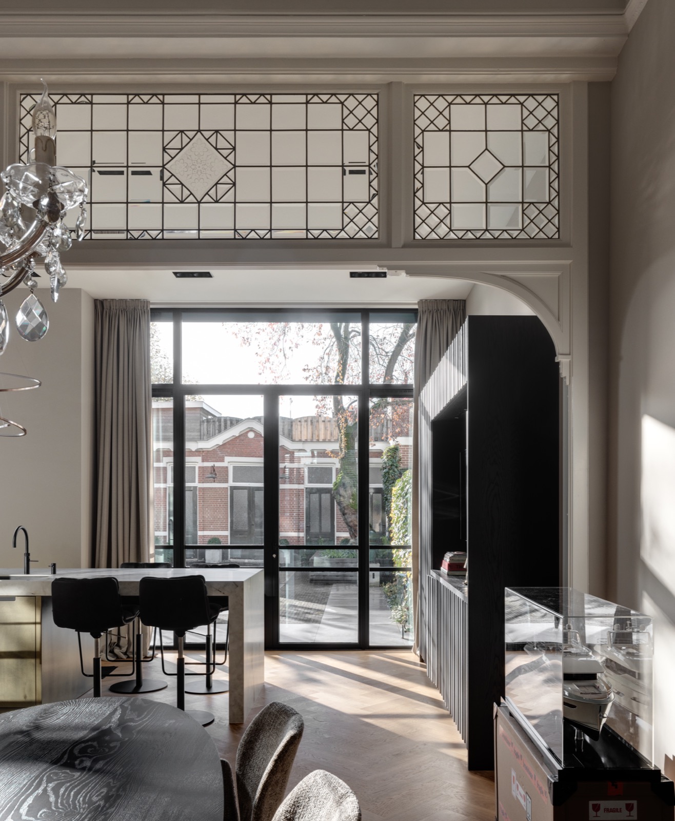 interieur met dubbele stalen deuren