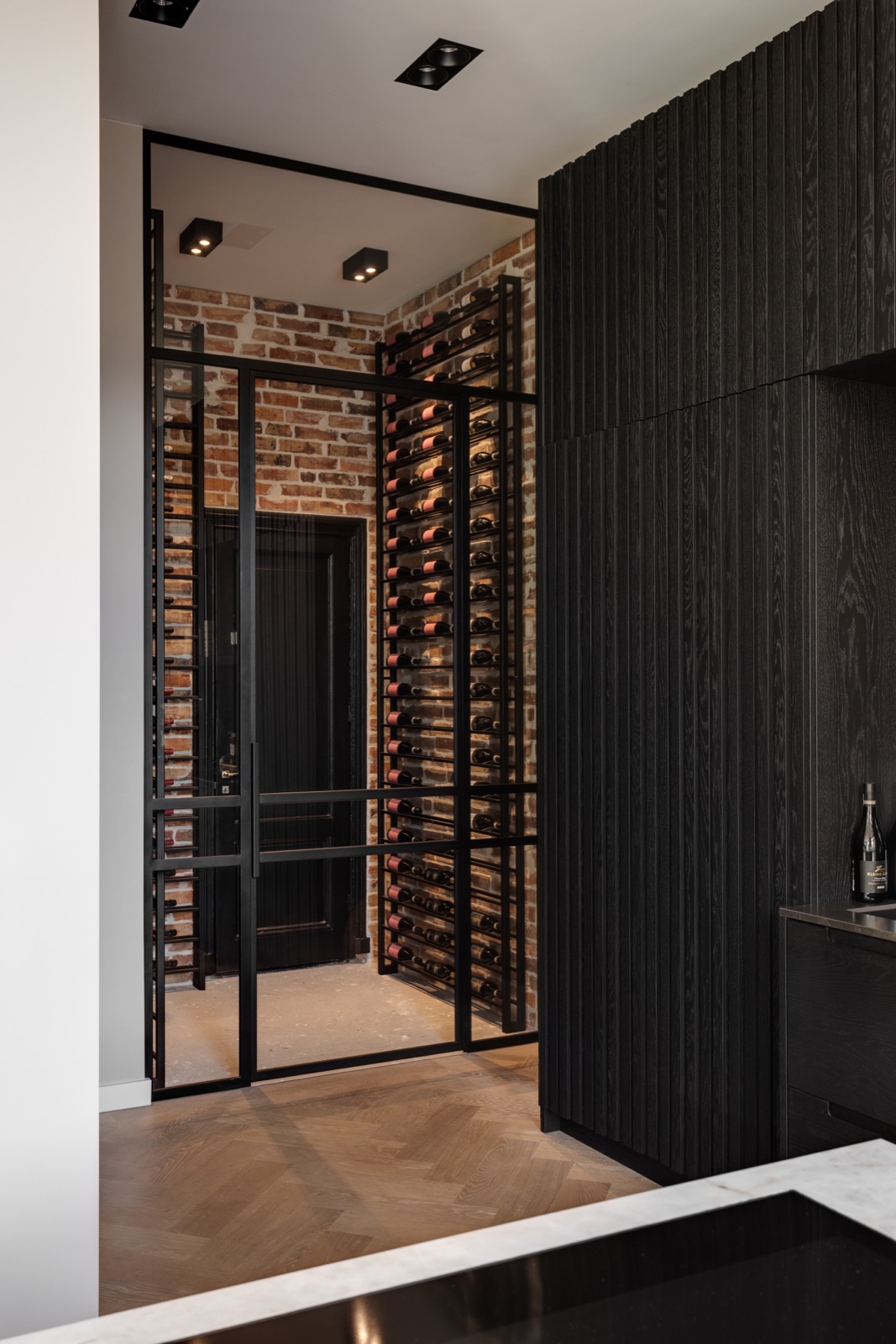 stalen wijnkast met design deur