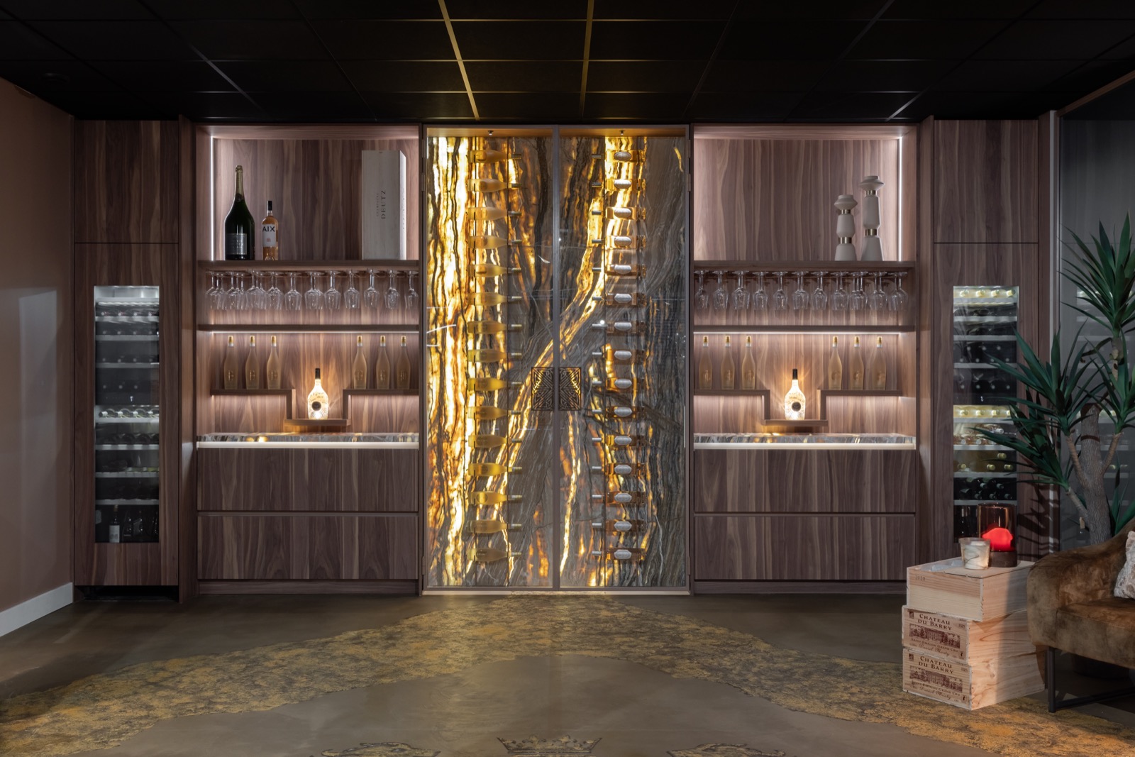 showroom met stalen wijnkasten