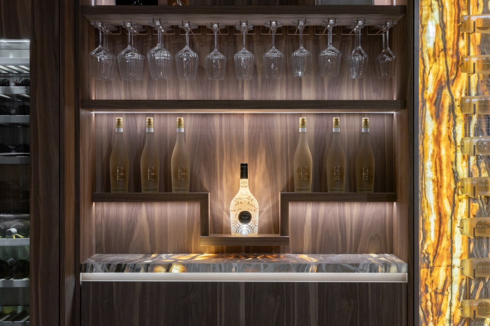showroom met staal design kast