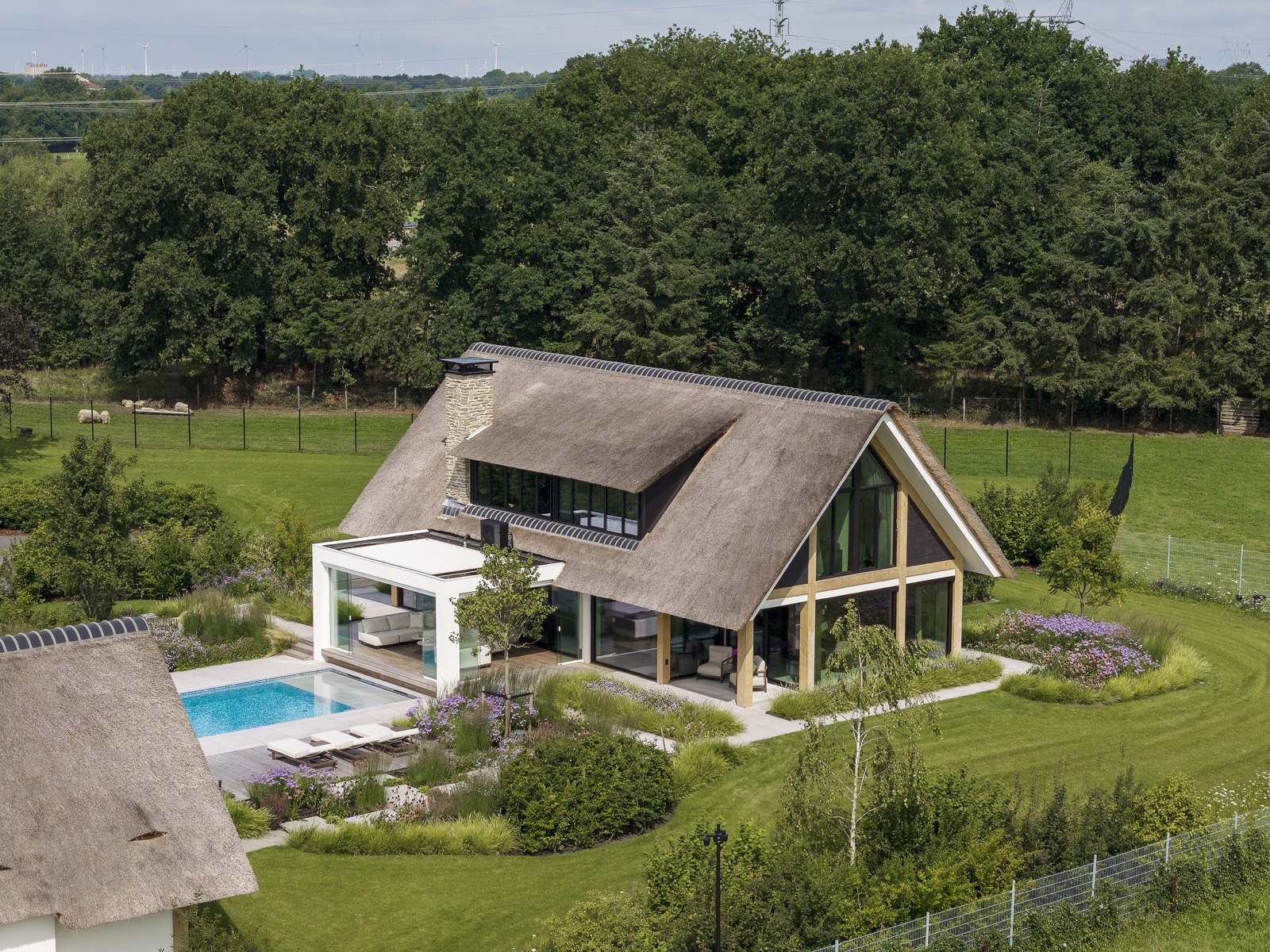 villa met design kozijnen en buitendeuren